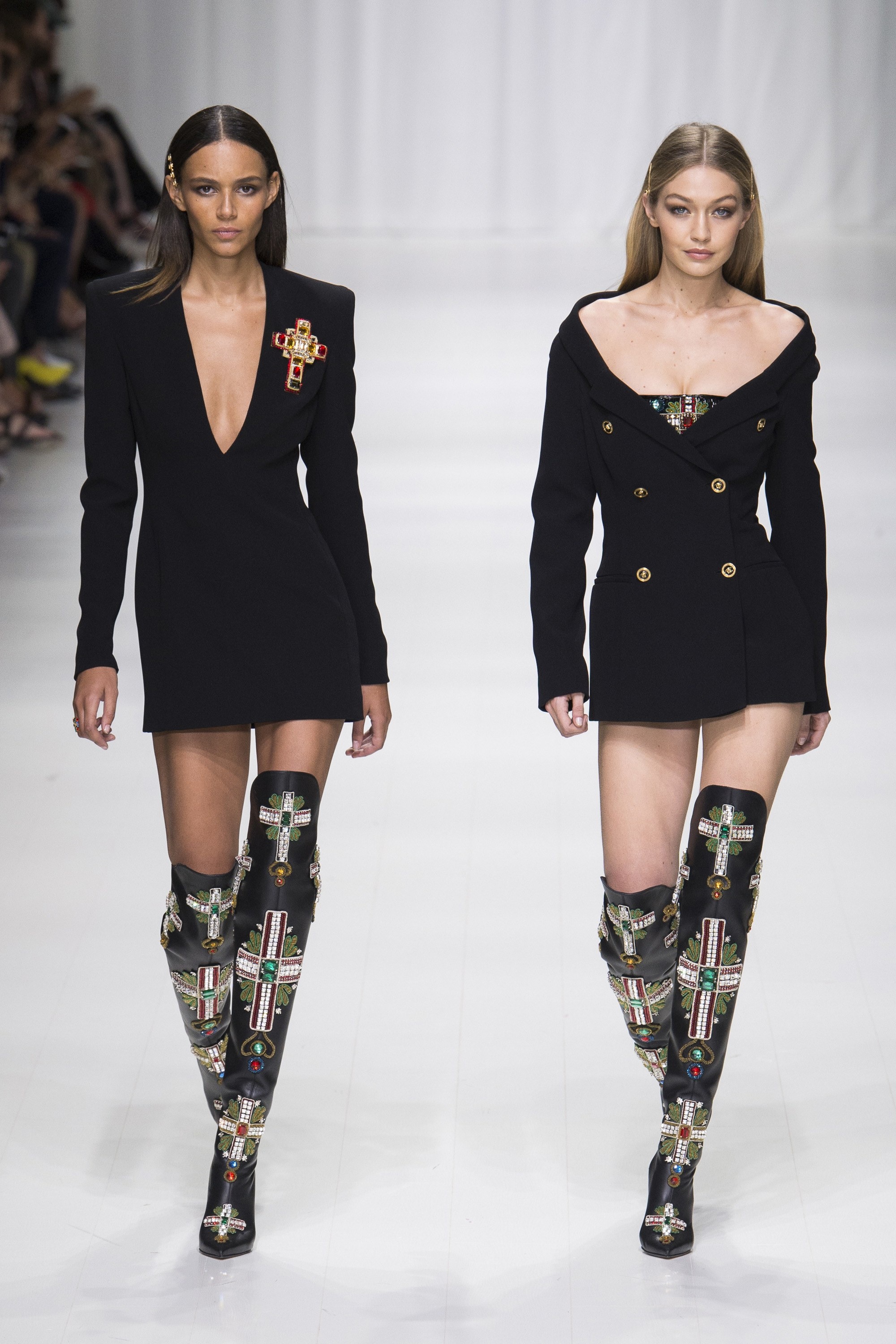 Khoanh khac huyen thoai xuat hien trong show dien Versace anh 13