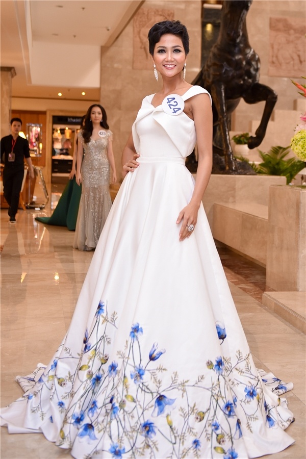 Hoàng Thuỳ diện trang phục lấn át dàn mỹ nhân mặc xấu ảnh 2 Hoang Thuy dien trang phuc lan at dan my nhan mac xau anh 2