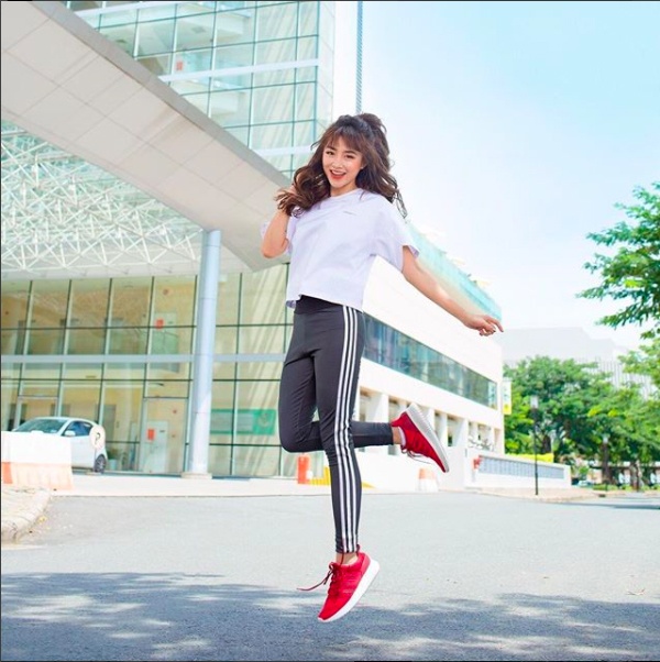 Với chiếc áo thun, Châu Bùi Quỳnh Anh Shyn diện gì xuống phố cuối tuần ảnh 3 Voi chiec ao thun, Chau Bui Quynh Anh Shyn dien gi xuong pho cuoi tuan anh 3