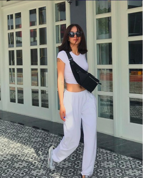 Với chiếc áo thun, Châu Bùi Quỳnh Anh Shyn diện gì xuống phố cuối tuần ảnh 6 Voi chiec ao thun, Chau Bui Quynh Anh Shyn dien gi xuong pho cuoi tuan anh 6