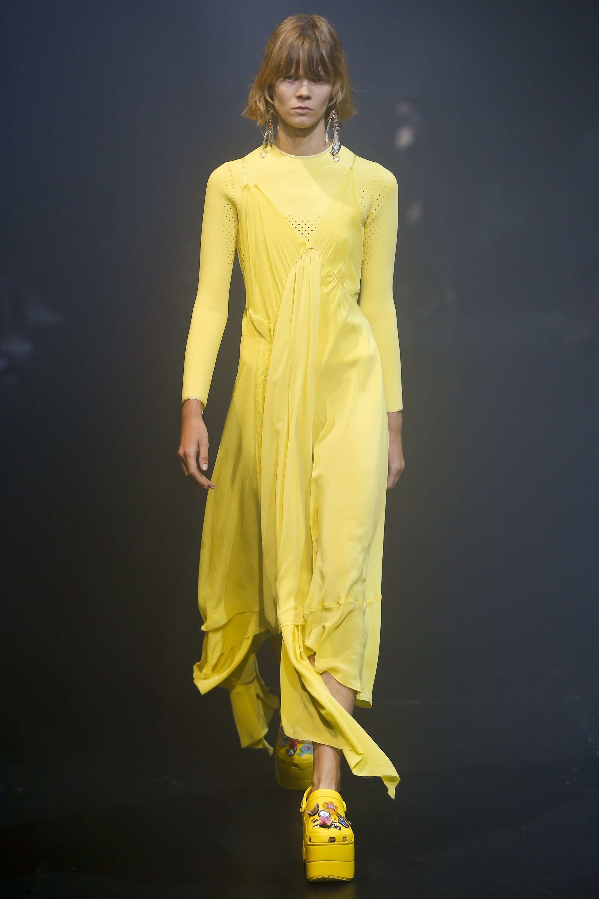 Balenciaga lang xe dep nhua anh 1