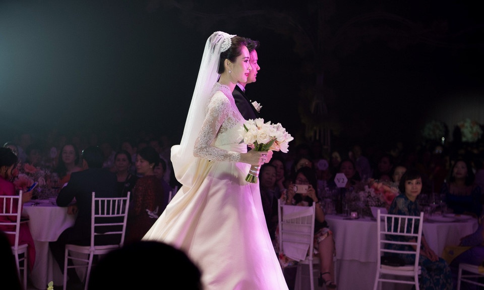 Hoa hậu Thu Thảo diện váy cưới trùng ý tưởng với công nương Grace Kelly ảnh 1 Hoa hau Thu Thao dien vay cuoi trung y tuong voi cong nuong Grace Kelly anh 1