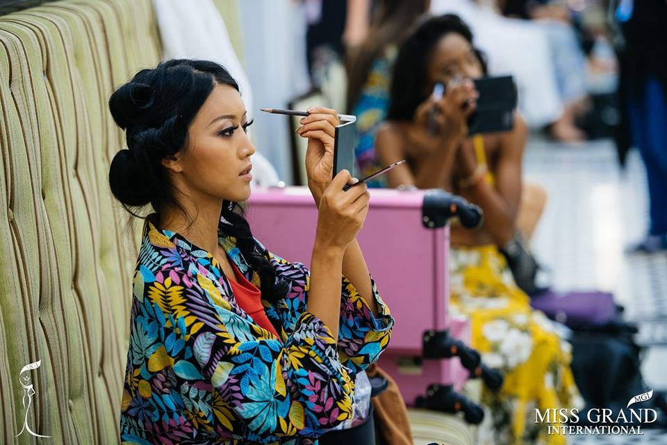 Hậu trường trước giờ phần thi trang phục bikini ảnh 3 Hau truong truoc gio phan thi trang phuc bikini anh 3