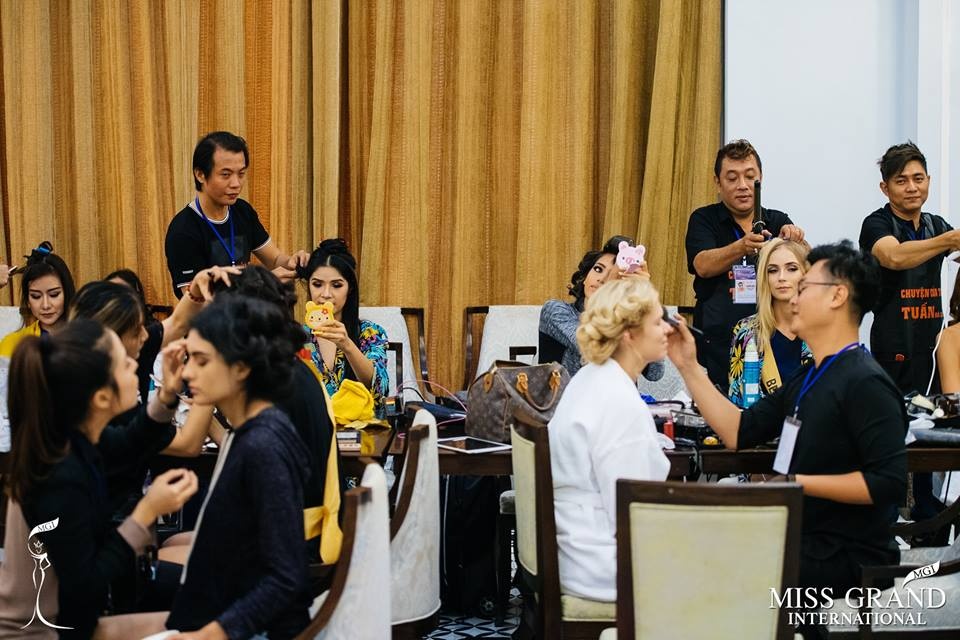 Hậu trường trước giờ phần thi trang phục bikini ảnh 6 Hau truong truoc gio phan thi trang phuc bikini anh 6