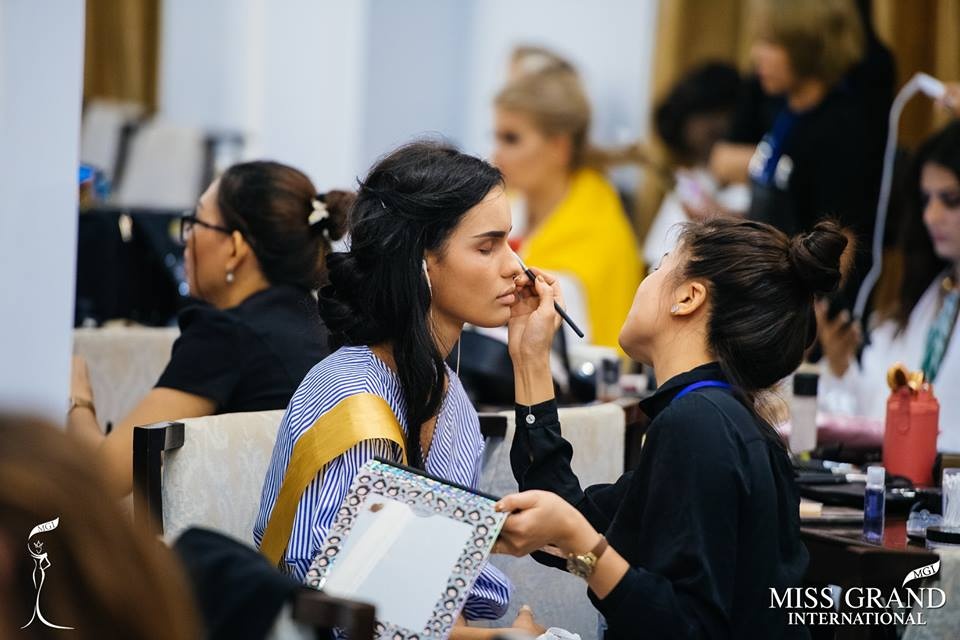 Hậu trường trước giờ phần thi trang phục bikini ảnh 7 Hau truong truoc gio phan thi trang phuc bikini anh 7