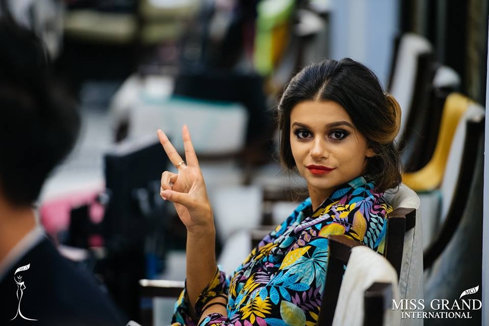 Hậu trường trước giờ phần thi trang phục bikini ảnh 8 Hau truong truoc gio phan thi trang phuc bikini anh 8