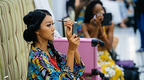 Thi sinh Hoa hau Hoa binh tu trang diem truoc phan thi bikini hinh anh