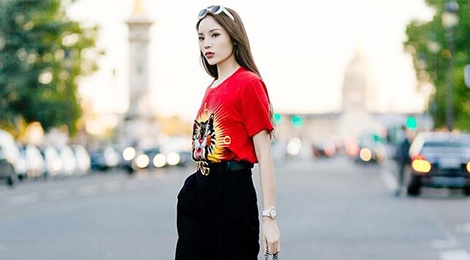 Hoa hau Ky Duyen mix do sanh dieu voi ao thun the nao? hinh anh