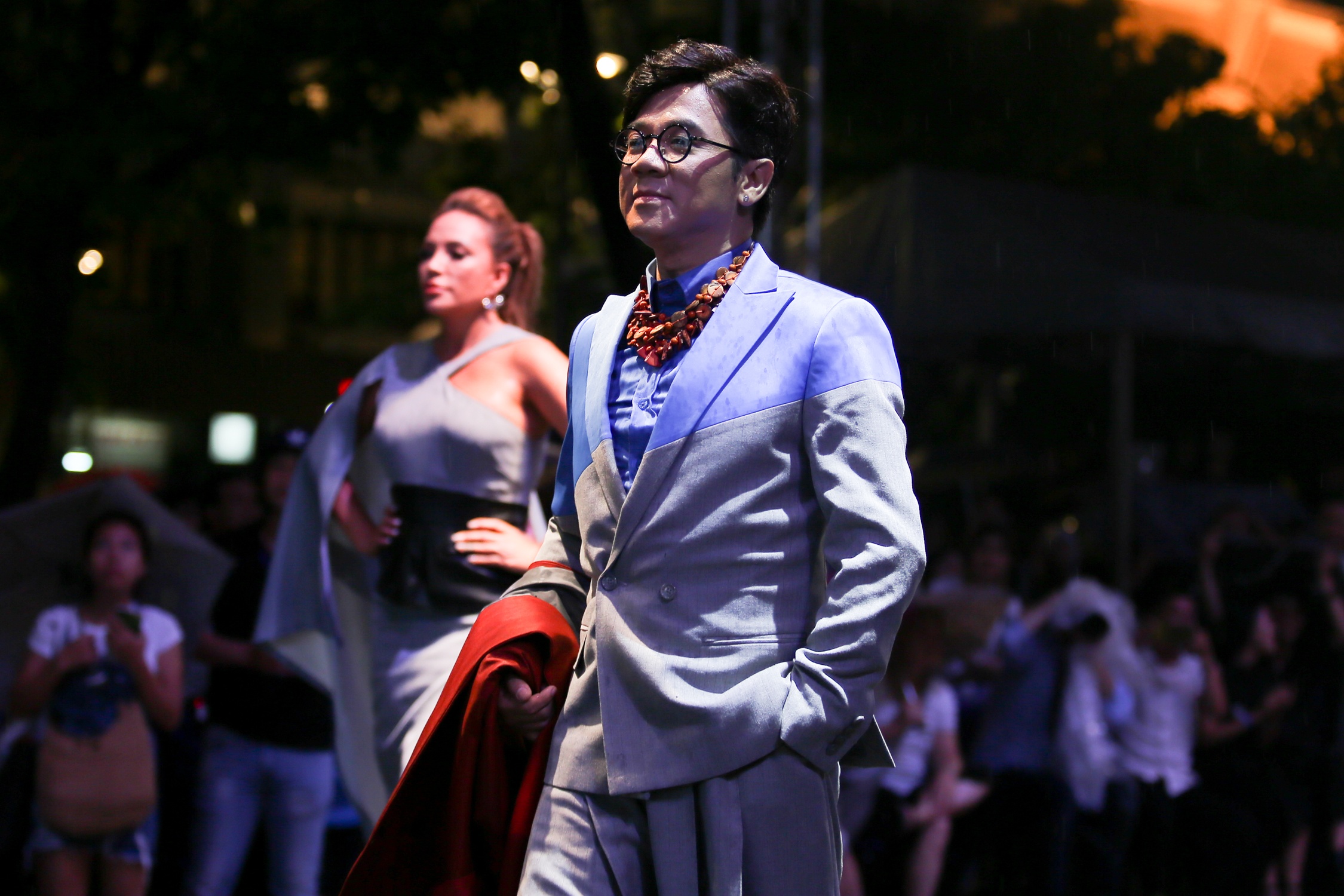 Thanh Loc,  Thanh Ha catwalk tren san dien anh 1