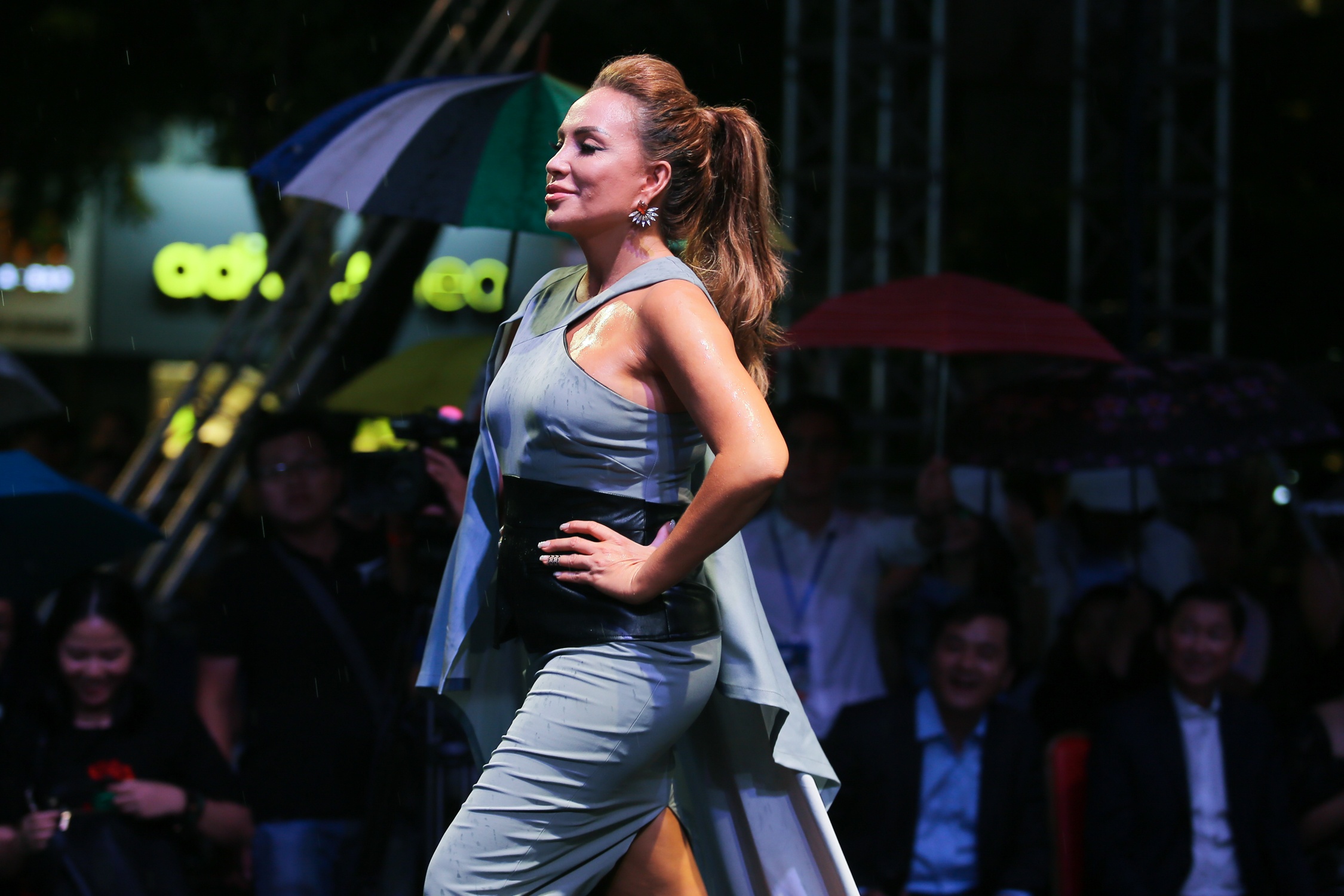 Thanh Loc,  Thanh Ha catwalk tren san dien anh 2