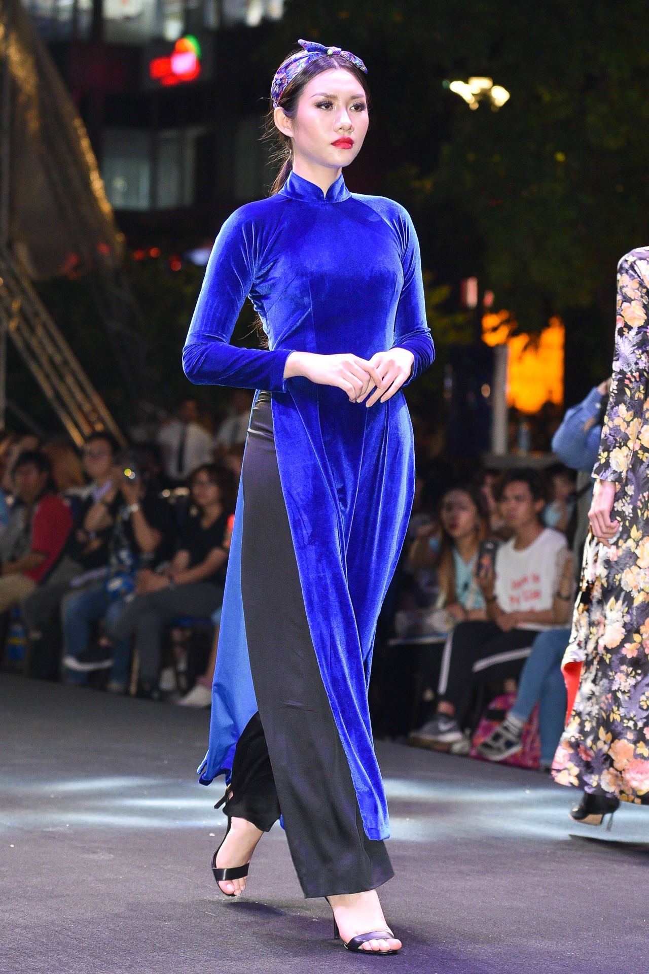 Thanh Loc,  Thanh Ha catwalk tren san dien anh 7