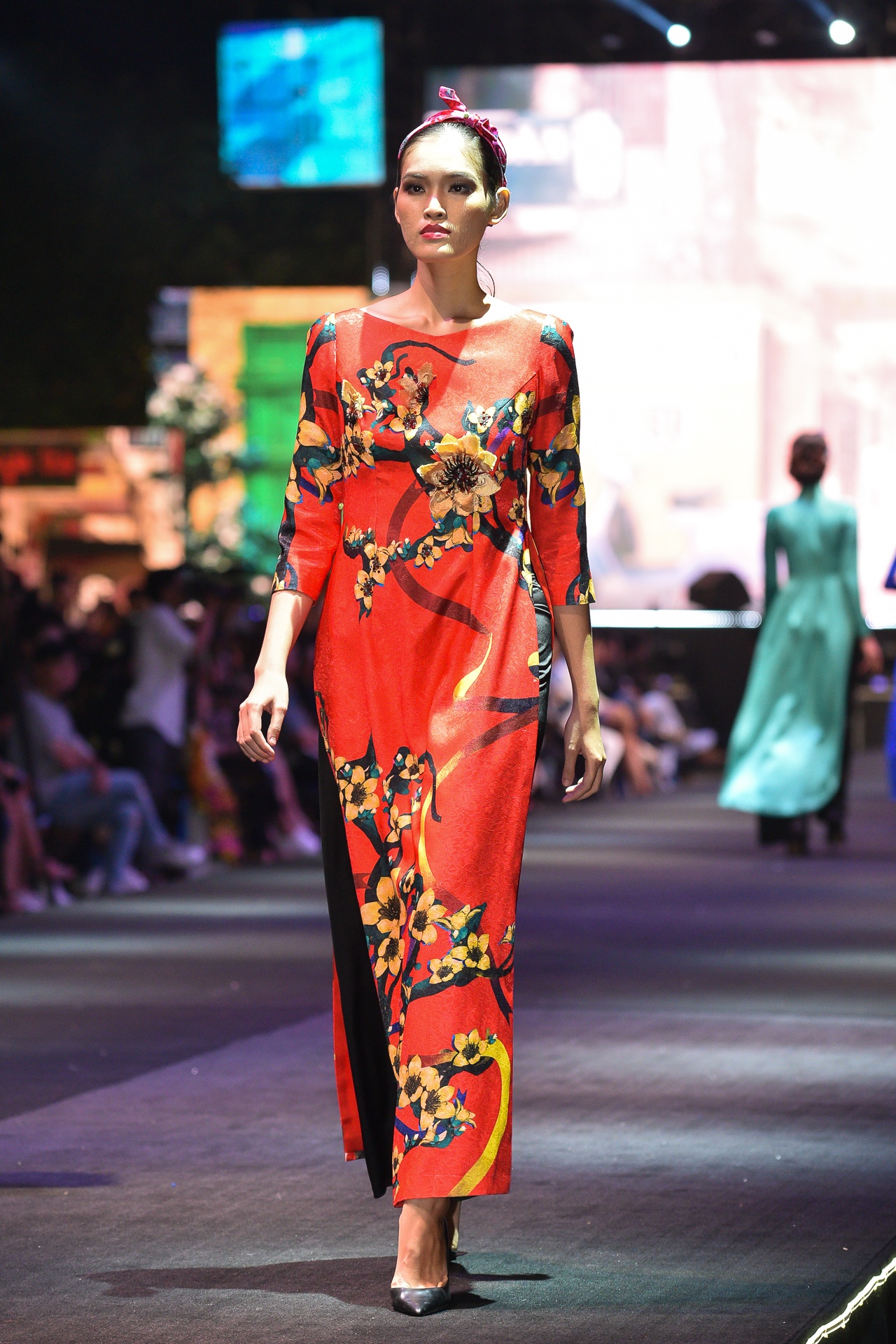 Thanh Loc,  Thanh Ha catwalk tren san dien anh 8