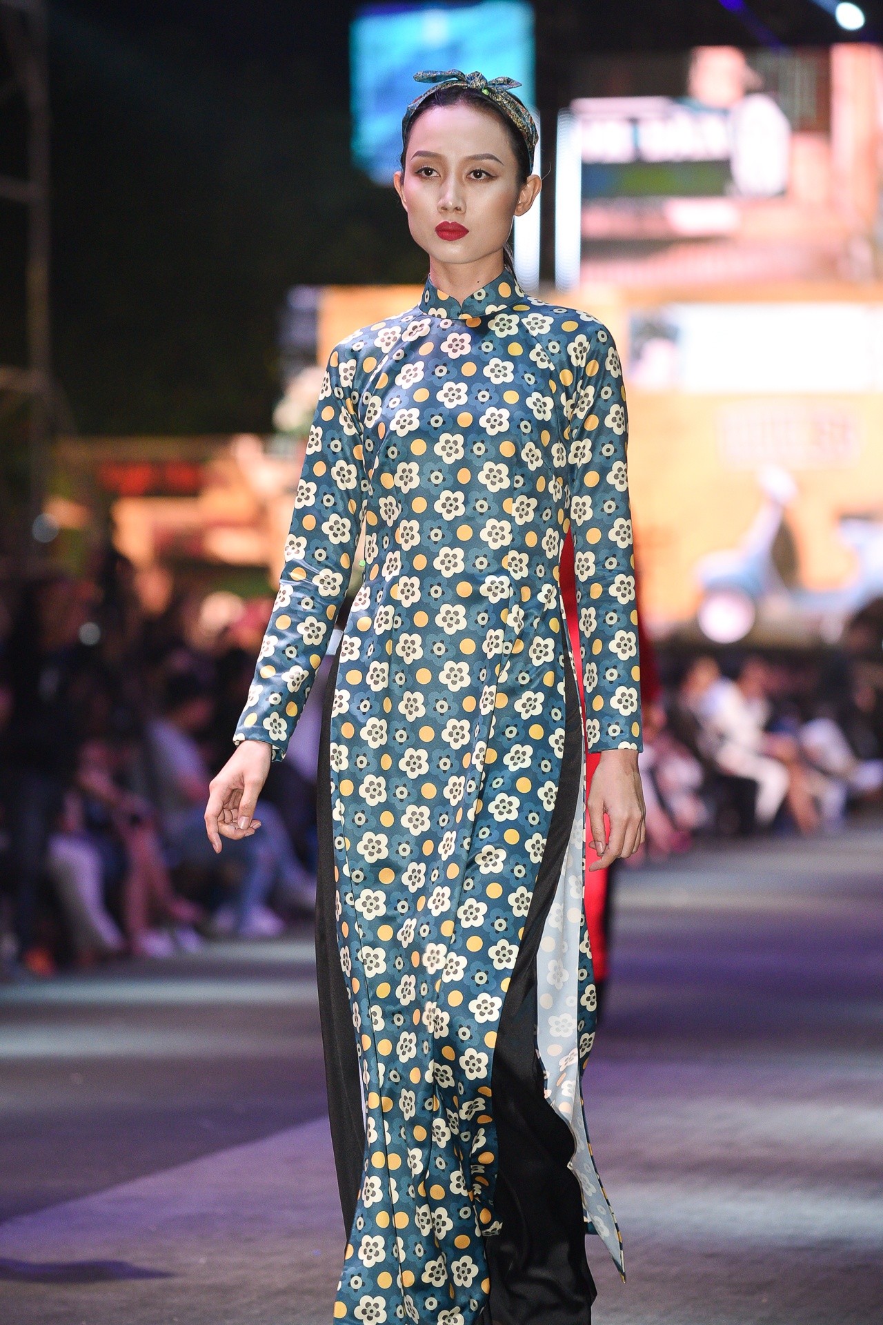 Thanh Loc,  Thanh Ha catwalk tren san dien anh 10