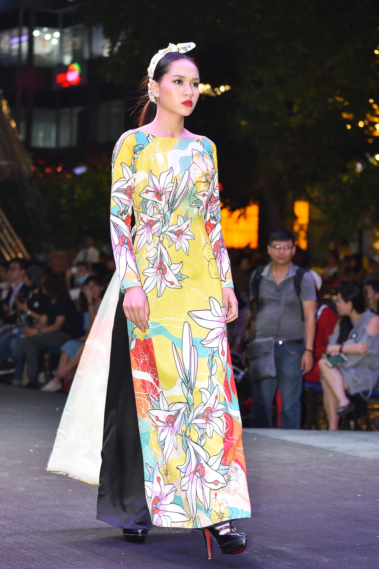 Thanh Loc,  Thanh Ha catwalk tren san dien anh 9