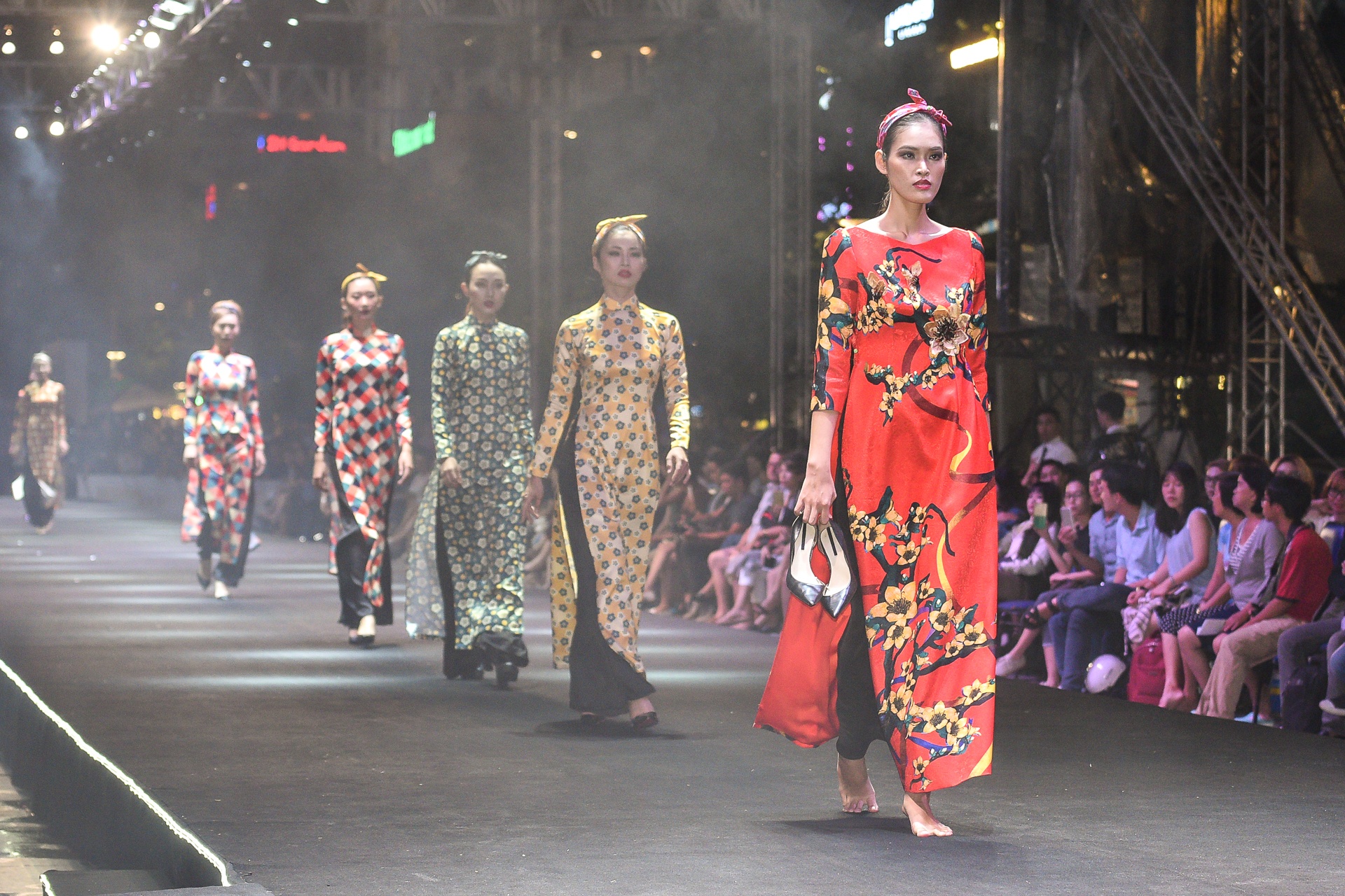Thanh Loc,  Thanh Ha catwalk tren san dien anh 12