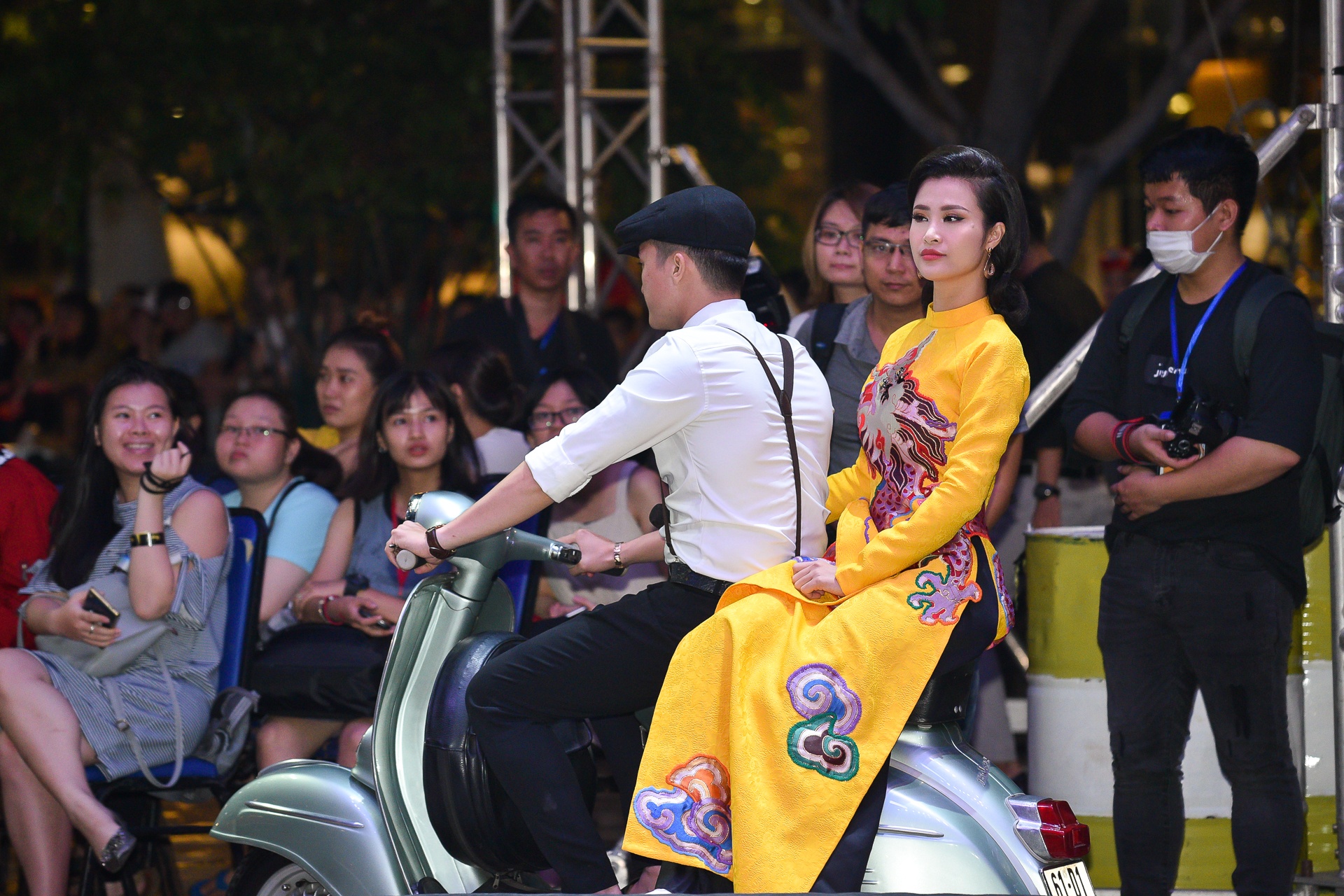 Thanh Loc,  Thanh Ha catwalk tren san dien anh 4