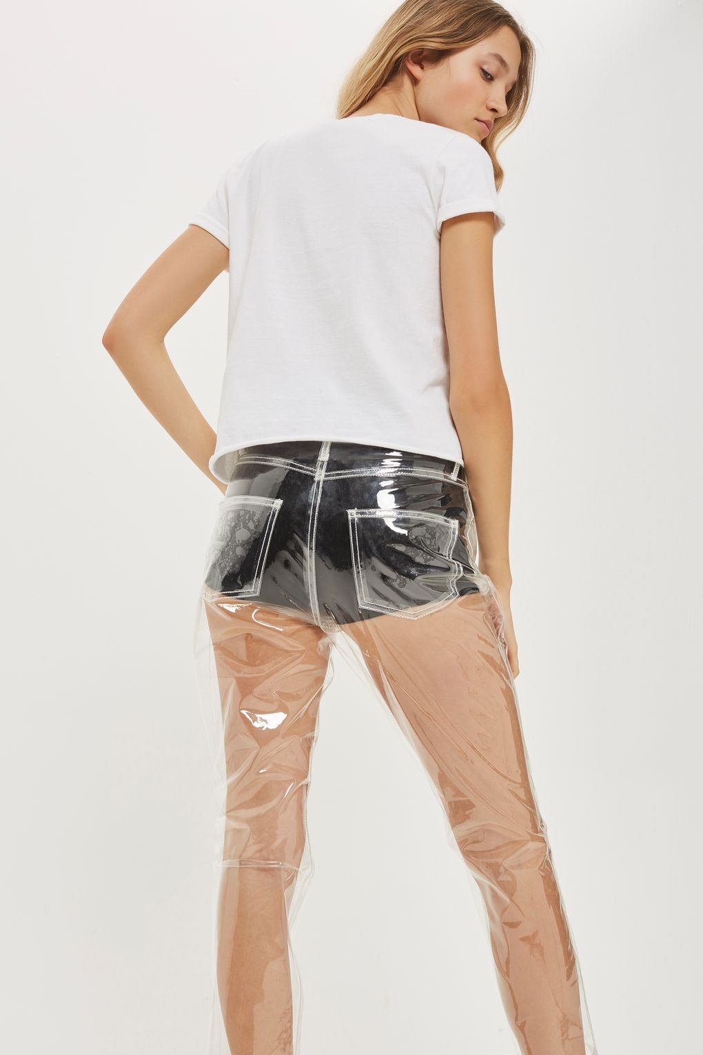 Bất ngờ với chiếc quần jeans độc đáo trên sàn runway ảnh 2 Bat ngo voi chiec quan jeans doc dao tren san runway anh 2