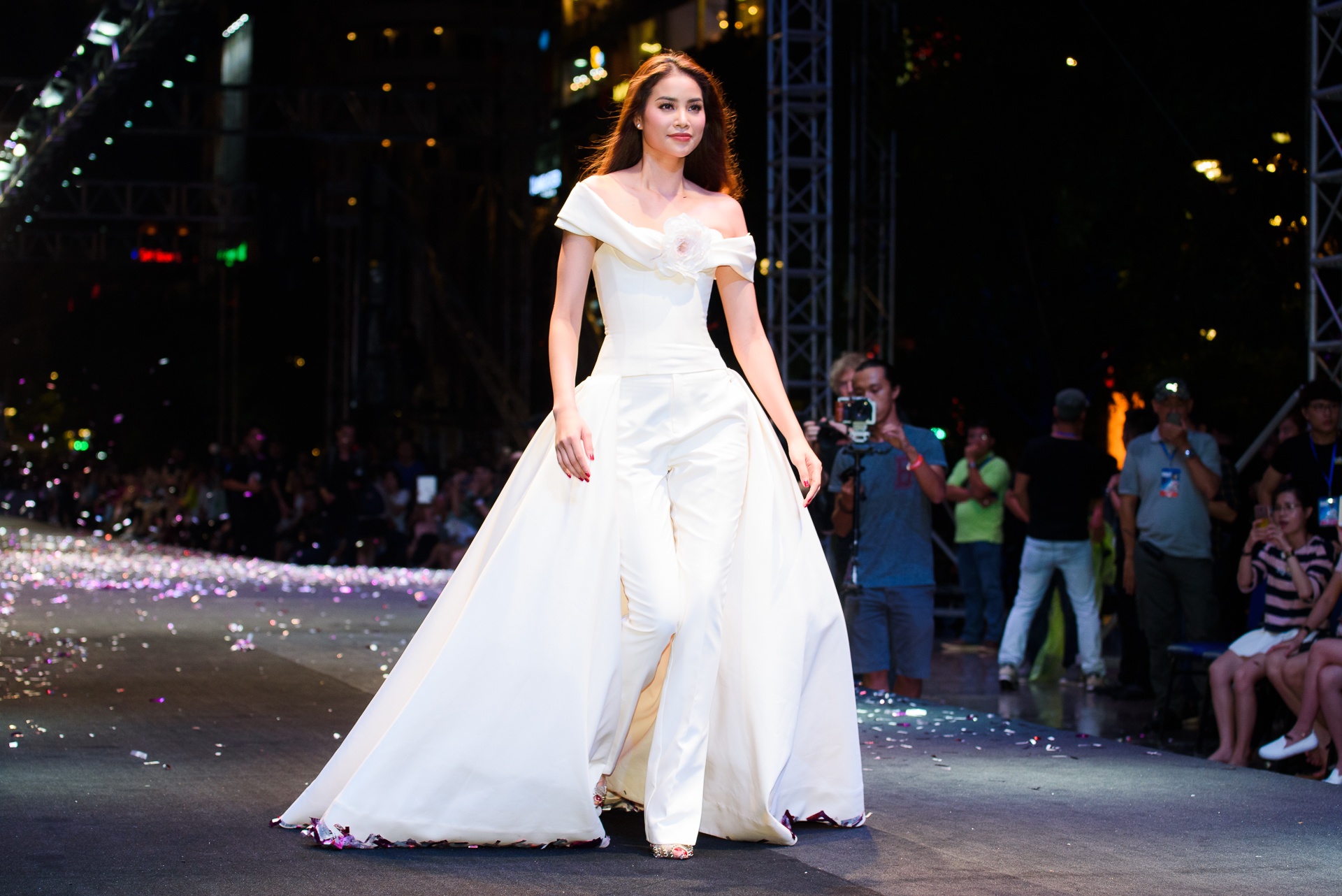 Pham Huong dien vay 3D doc dao anh 8