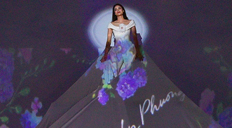 Pham Huong dien vay hoa 3D khong lo tren san dien hinh anh