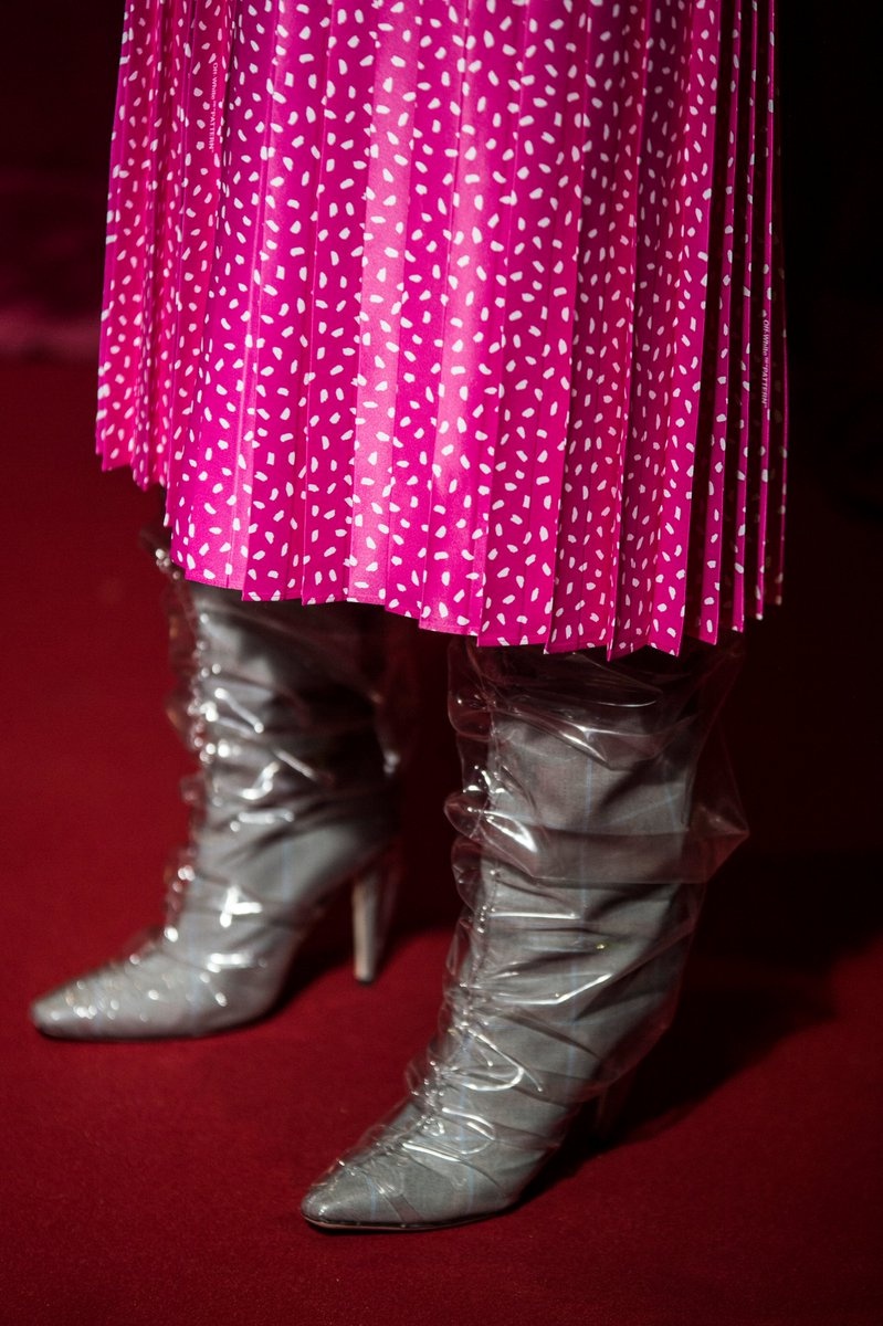 Rihanna dien giay doc la tren pho anh 4