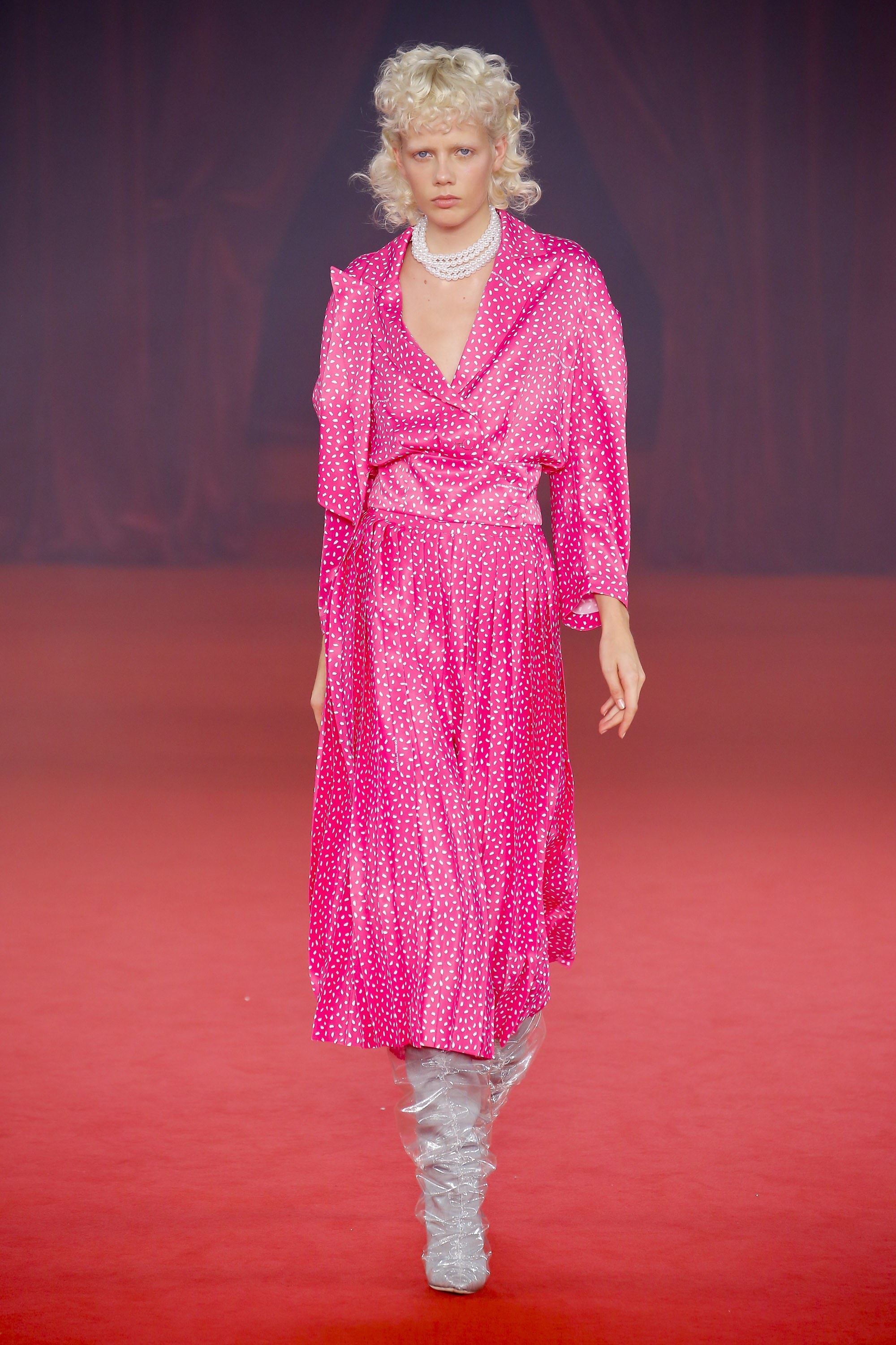 Rihanna dien giay doc la tren pho anh 3