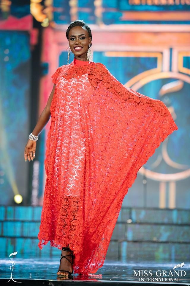 Những mẫu đầm dạ hội kém xinh tại đêm bán kết Hoa hậu Hòa bình ảnh 1 Nhung mau dam da hoi kem xinh tai dem ban ket Hoa hau Hoa binh anh 1