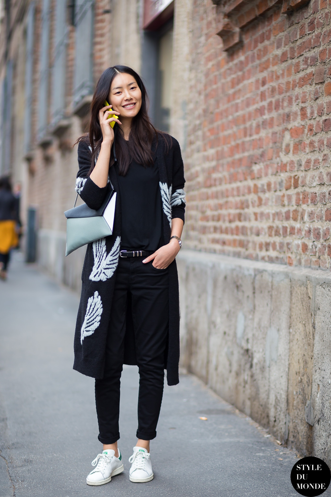 Sieu mau the gioi dien trang phuc gam mau den anh 9