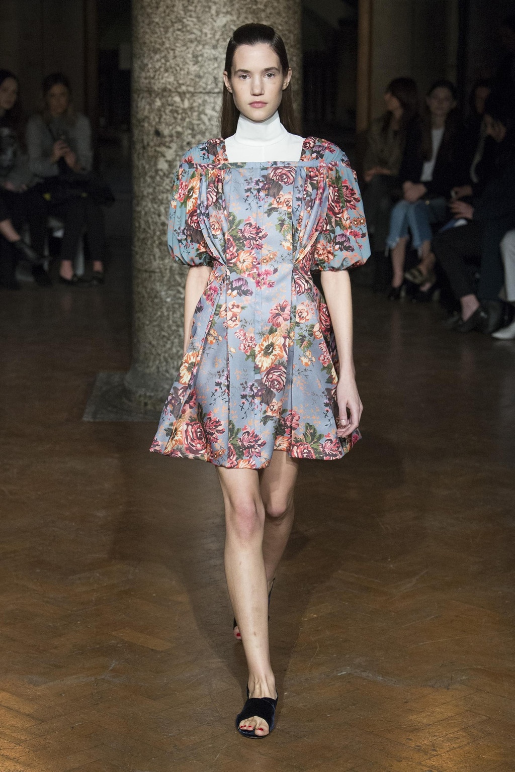 Gioi tre Viet dien trang phuc hoa tiet hoa anh 2