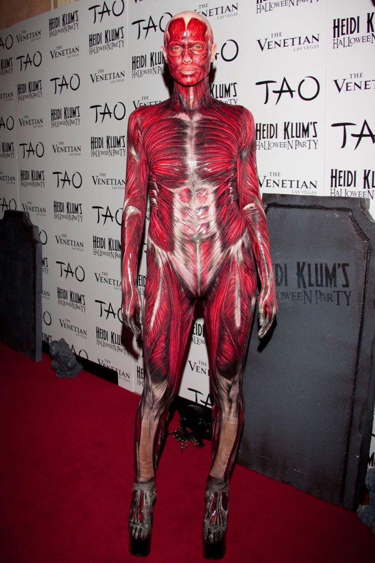 Những bộ cánh Halloween ấn tượng của siêu mẫu Heidi Klum ảnh 7 Nhung bo canh Halloween an tuong cua sieu mau Heidi Klum anh 7