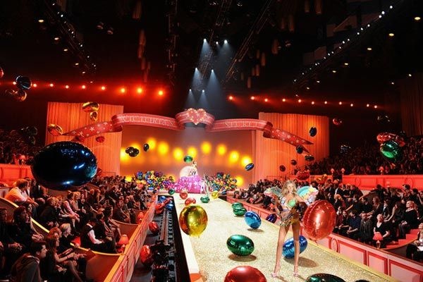 Nhung san khau an tuong cua Victoria's Secret anh 2