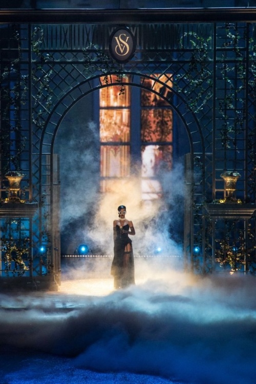 Nhung san khau an tuong cua Victoria's Secret anh 7