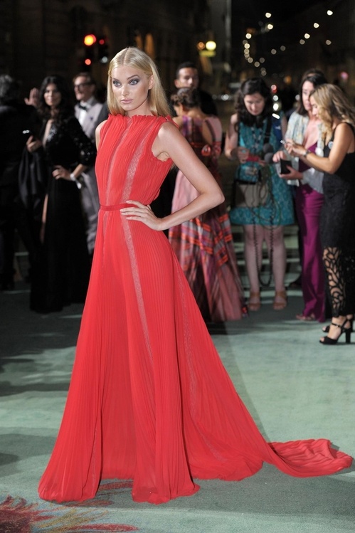 Những mẫu váy đỏ gợi cảm của dàn người đêp Victoria's Secret ảnh 6 Nhung mau vay do goi cam cua dan nguoi dep Victoria's Secret anh 6