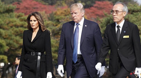 Trang phuc hang hieu cua phu nhan TT Trump trong chuyen cong du hinh anh