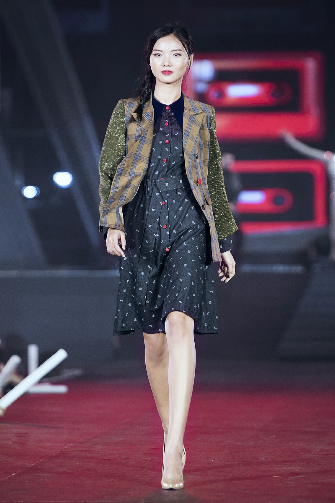 Lan Khue tro thanh vedette trong show dien thoi trang anh 2