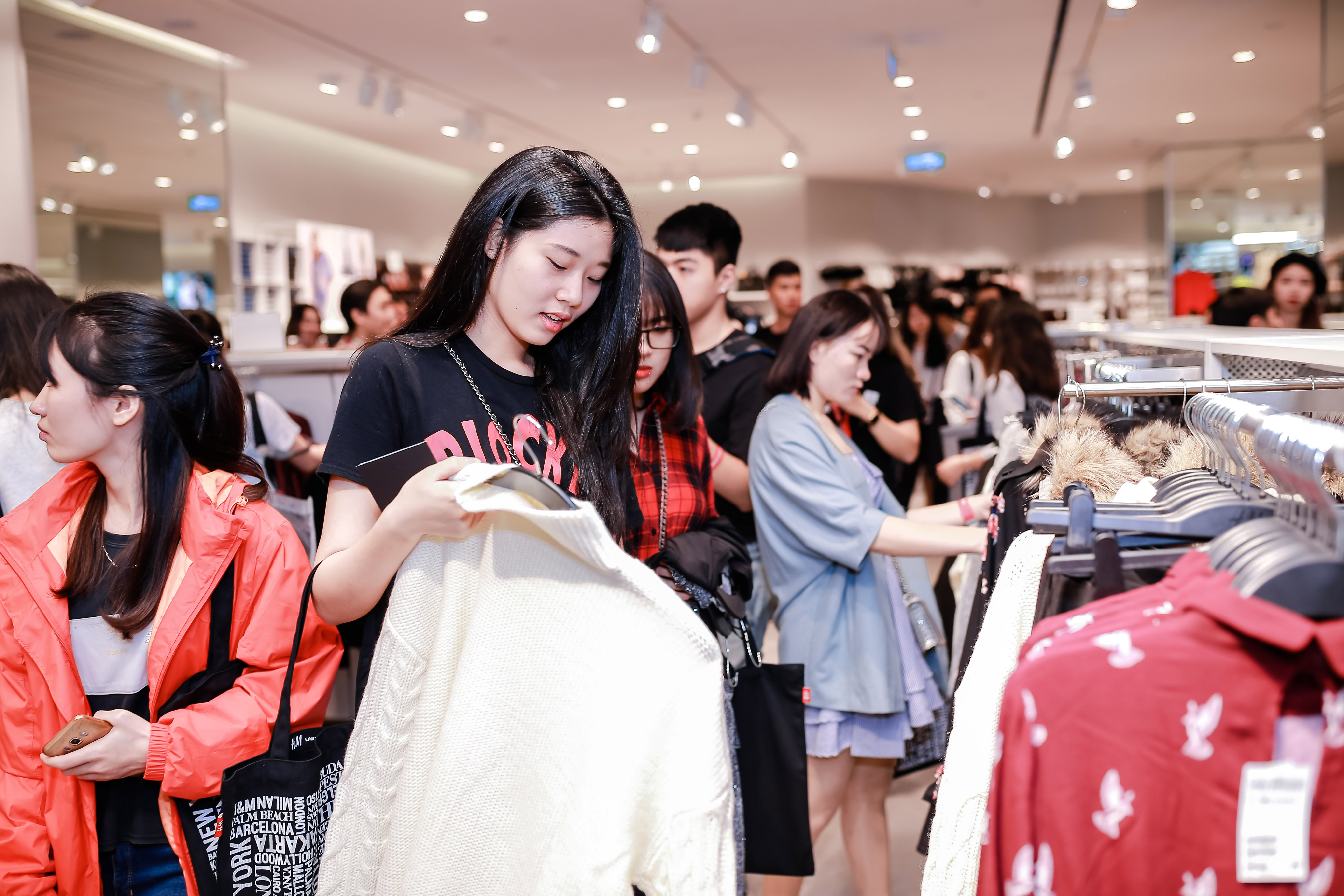 Nhung san pham nao duoc gioi tre san don trong ngay khai truong H&M anh 3