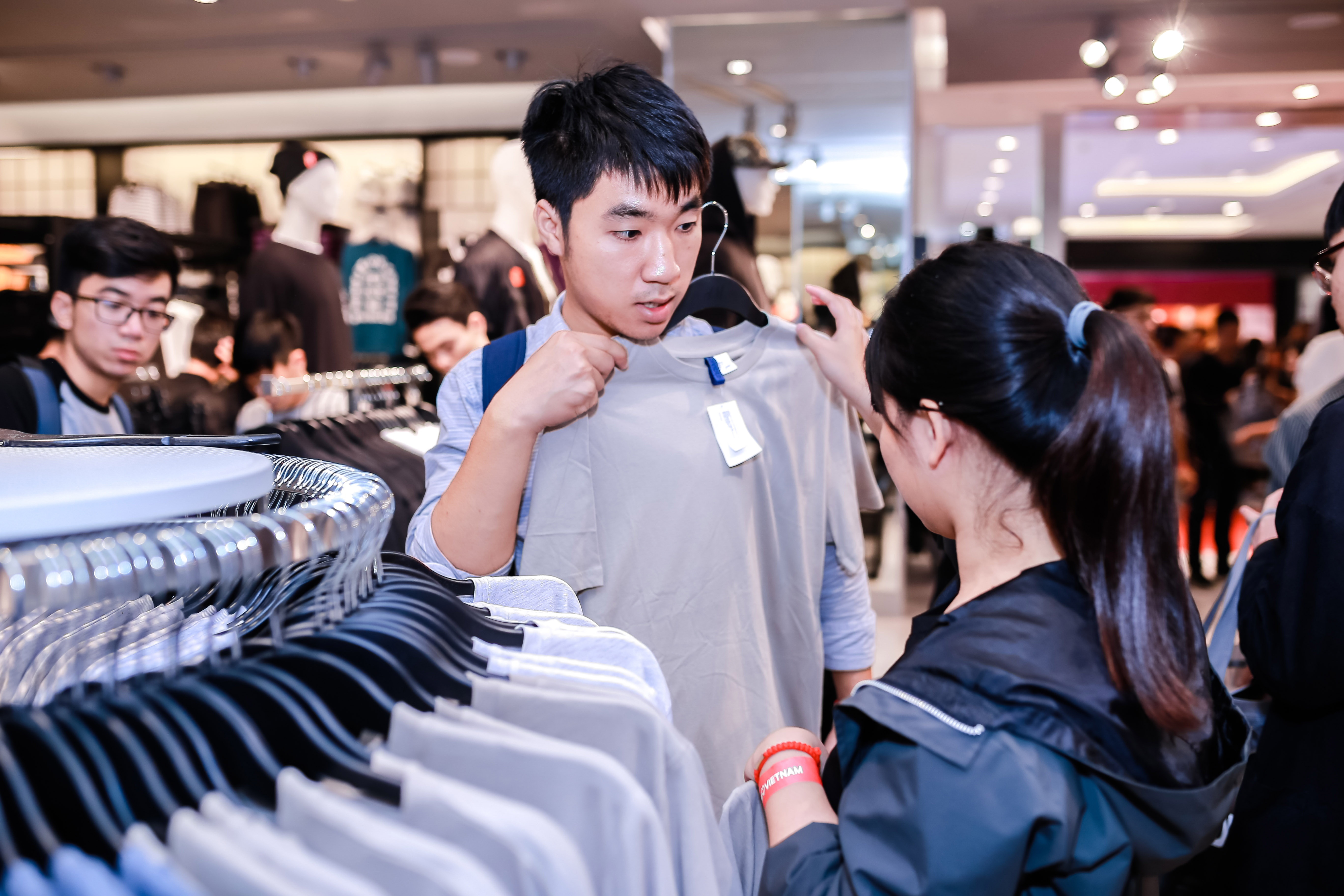 Nhung san pham nao duoc gioi tre san don trong ngay khai truong H&M anh 4