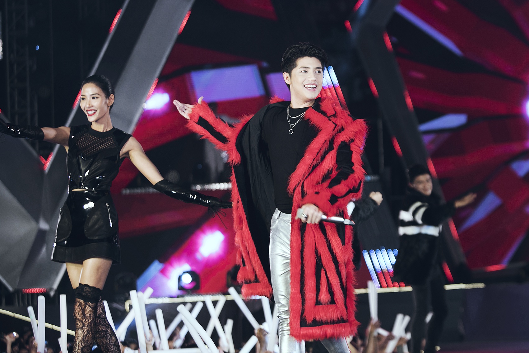 Lan Khue tro thanh vedette trong show dien thoi trang anh 5