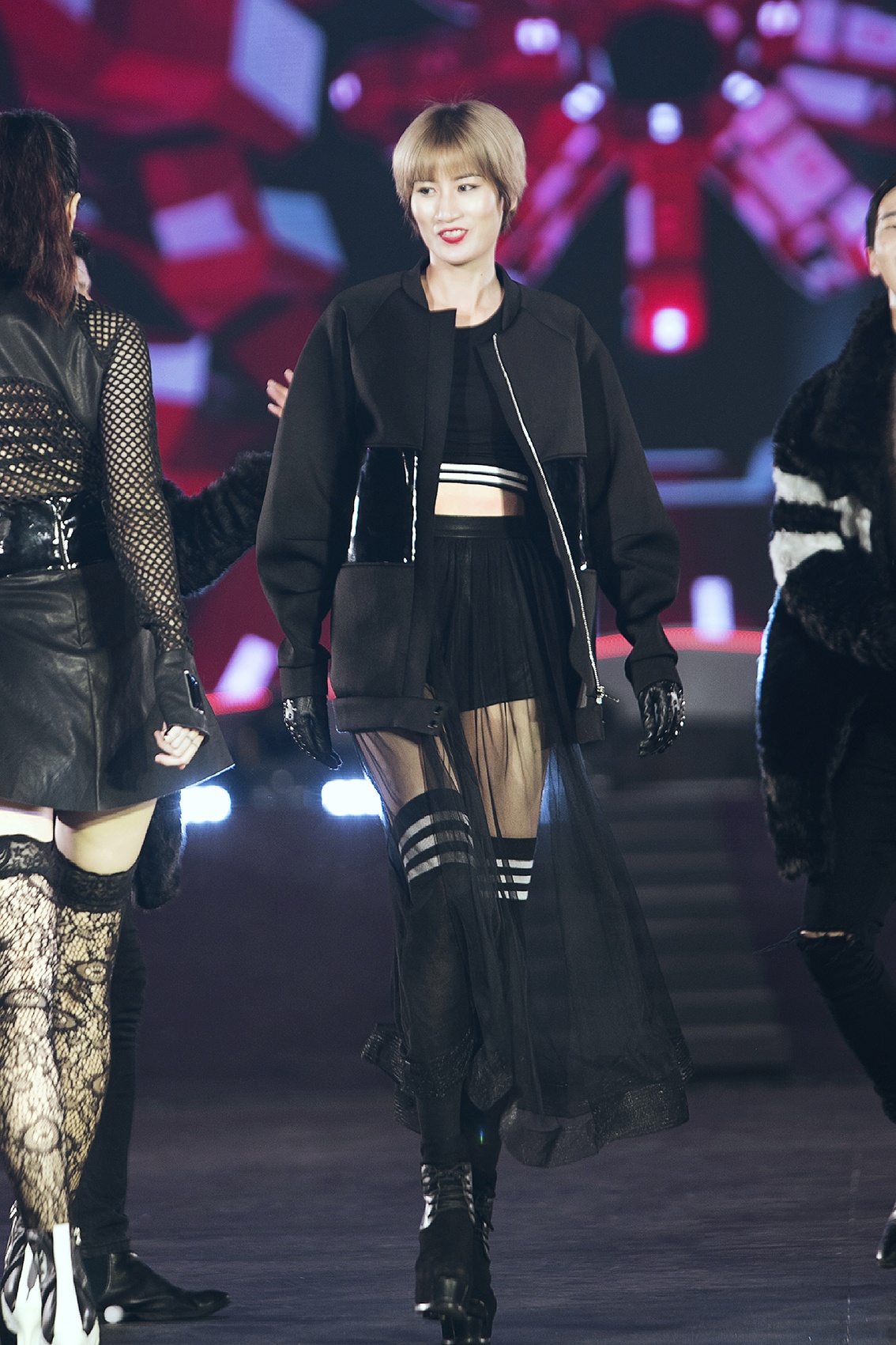 Lan Khue tro thanh vedette trong show dien thoi trang anh 8