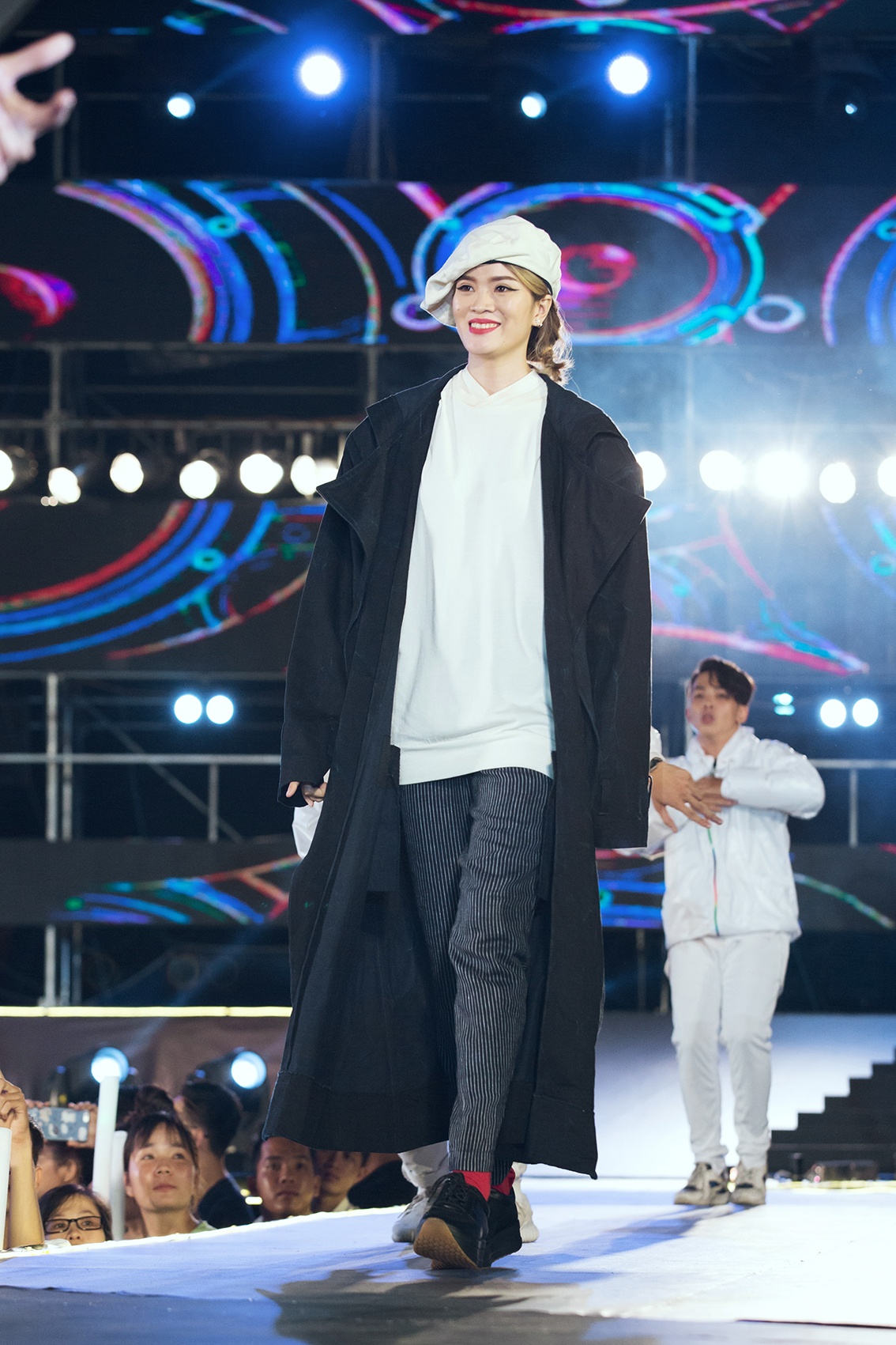 Lan Khue tro thanh vedette trong show dien thoi trang anh 11