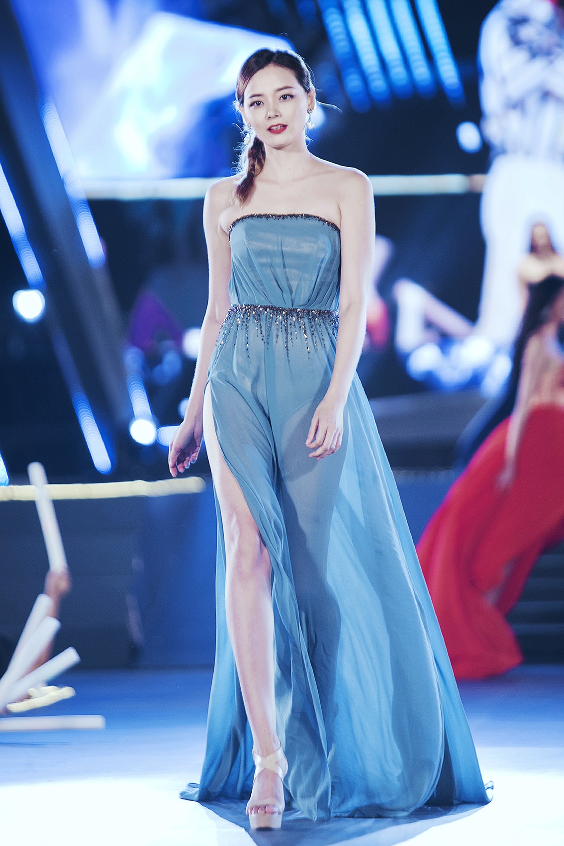 Lan Khue tro thanh vedette trong show dien thoi trang anh 13