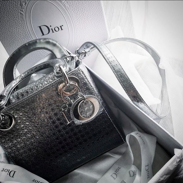 A hau Tu Anh sanh dieu voi trang phuc hang hieu anh 10