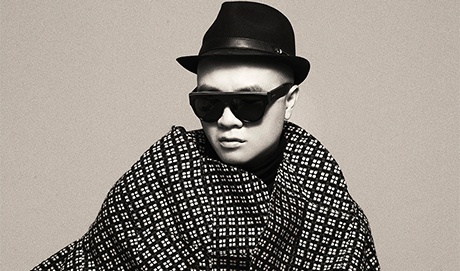 Do Manh Cuong tai hien cac thiet ke dac trung trong show dien 10 nam hinh anh