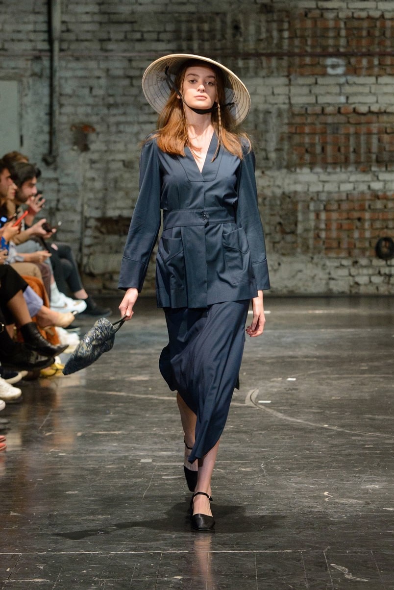 Non la xuat hien tren san dien thoi trang the gioi anh 1