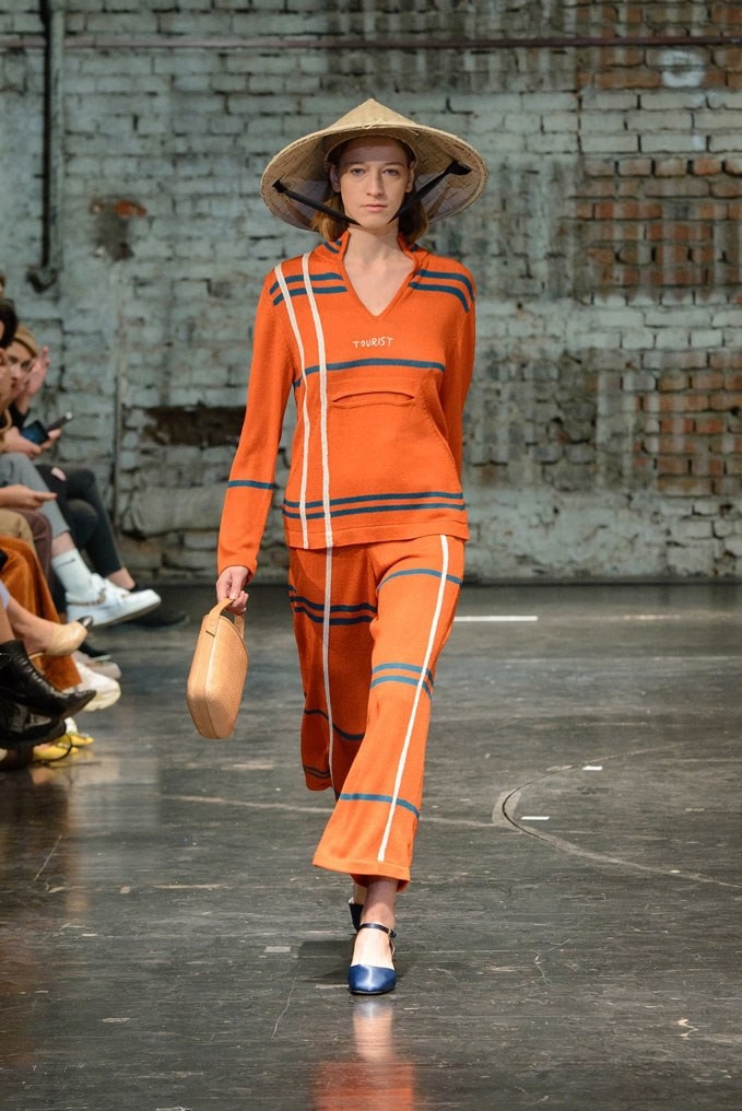 Non la xuat hien tren san dien thoi trang the gioi anh 2