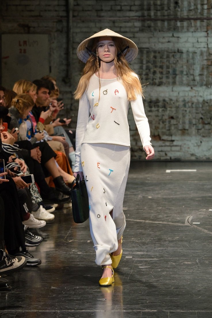 Non la xuat hien tren san dien thoi trang the gioi anh 3