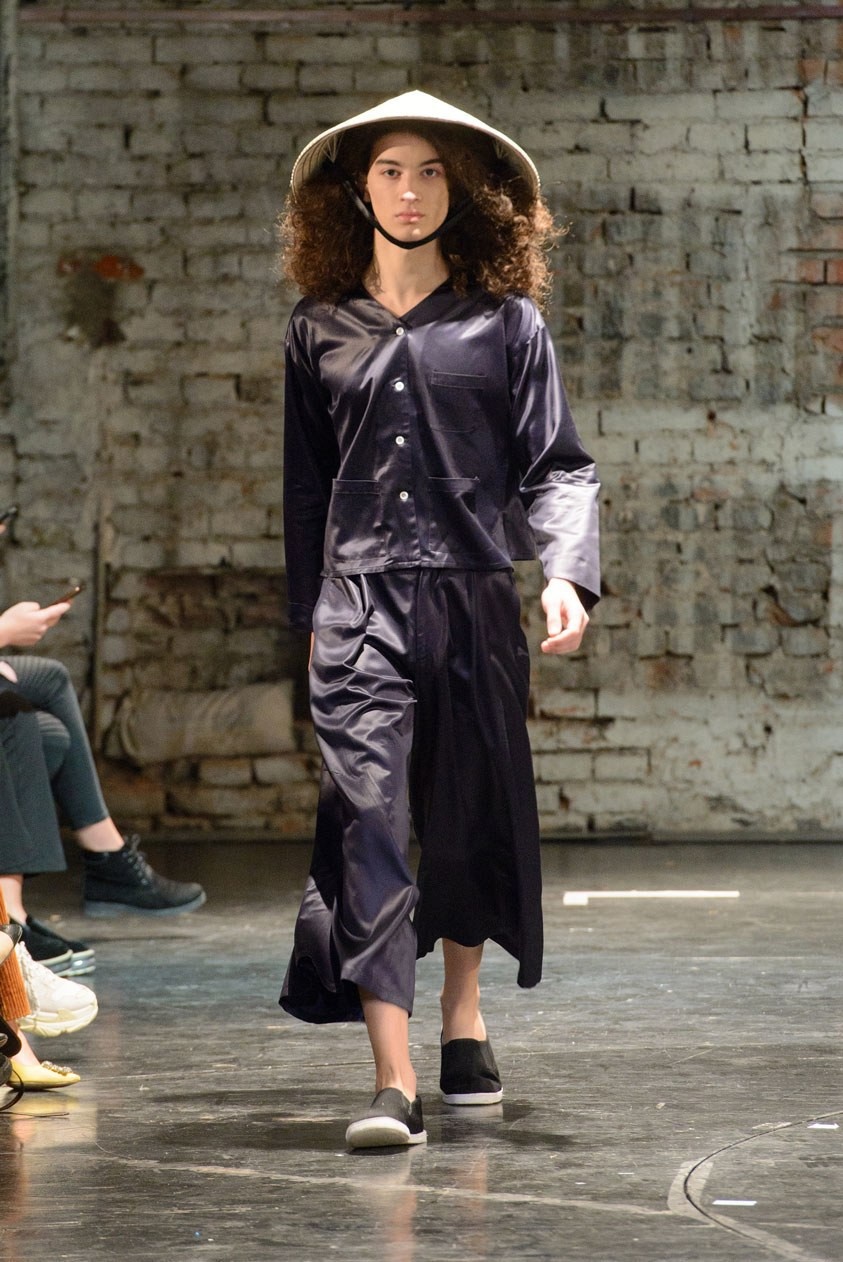 Non la xuat hien tren san dien thoi trang the gioi anh 4