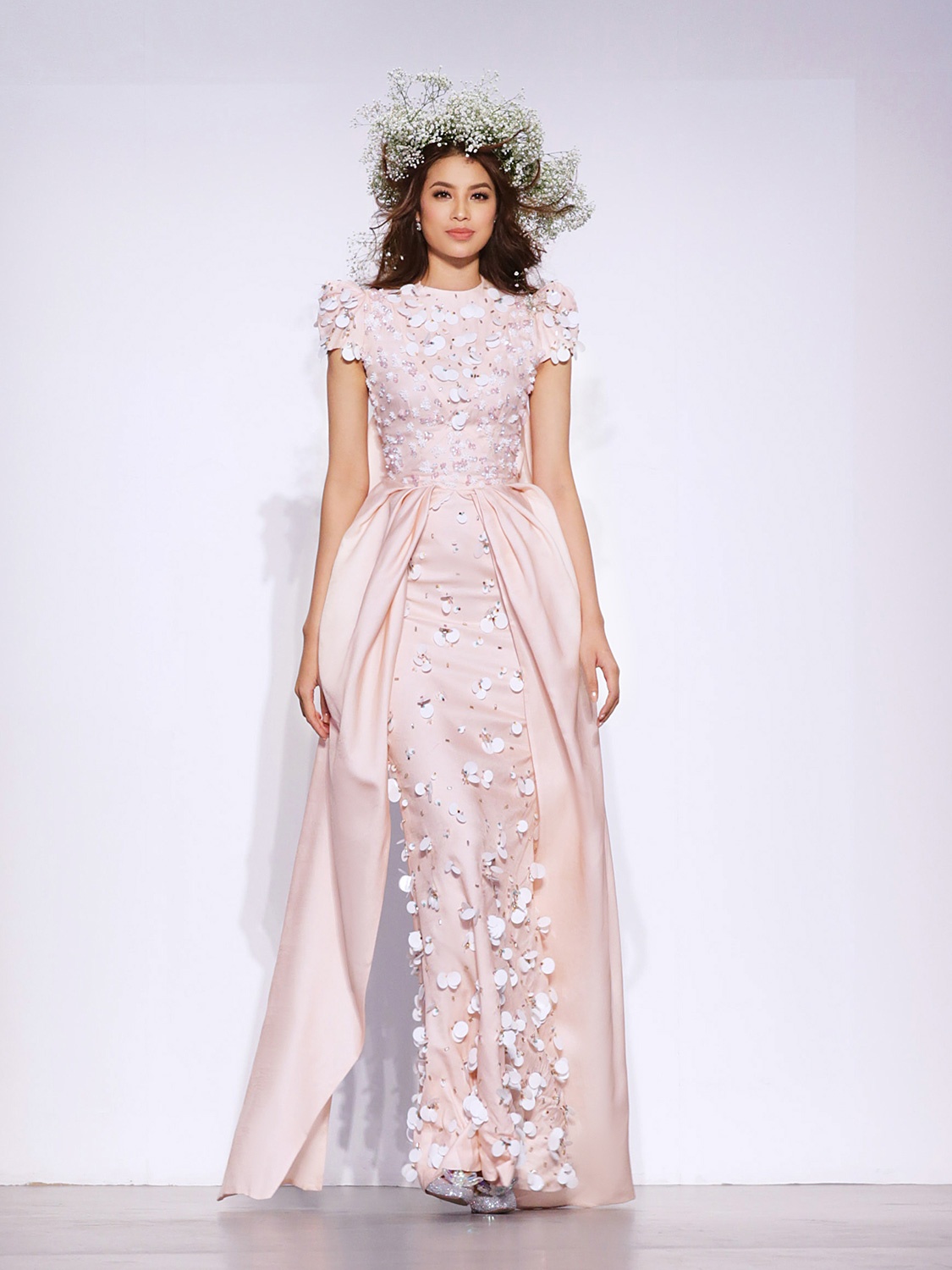 Pham Huong dam nhan vai tro vedette tai show dien anh 4