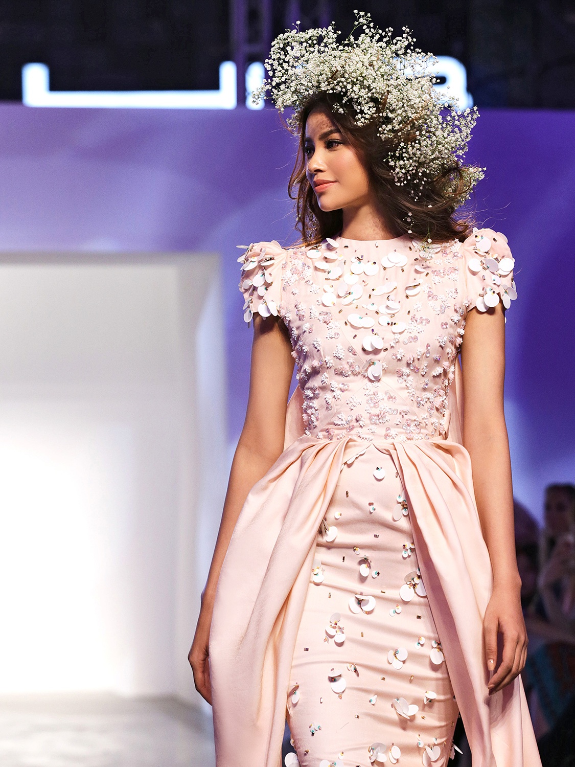 Pham Huong dam nhan vai tro vedette tai show dien anh 3