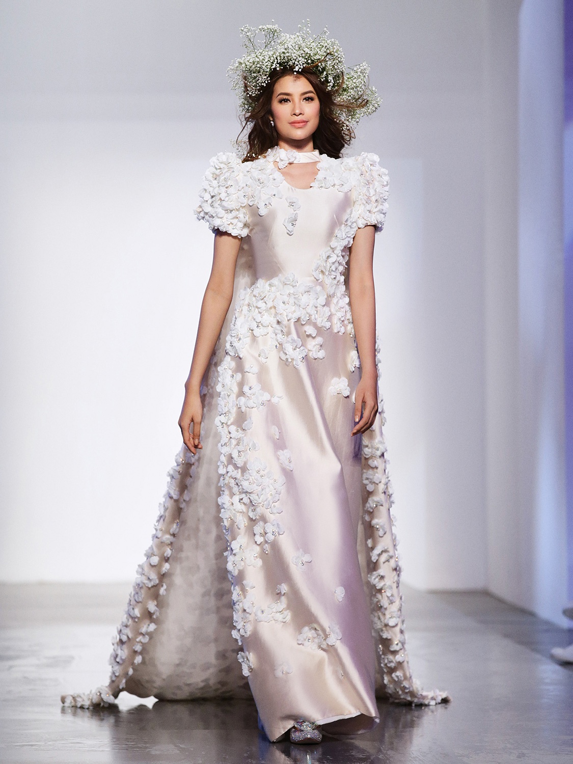 Pham Huong dam nhan vai tro vedette tai show dien anh 13