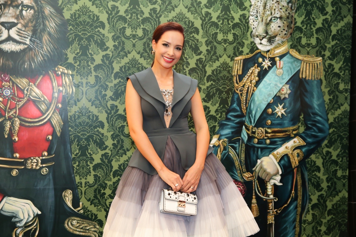 Angela Phuong Trinh hoa quy co co dien anh 13